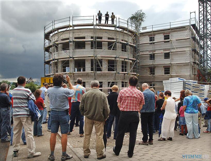 Gut 100 Tage nach dem ersten Spatenstich wird Anfang Juli 2005 Richtfest gefeiert.