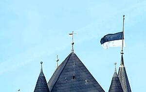 Weithin sichtbar: Trauerbeflaggung auf der Götzenburg.