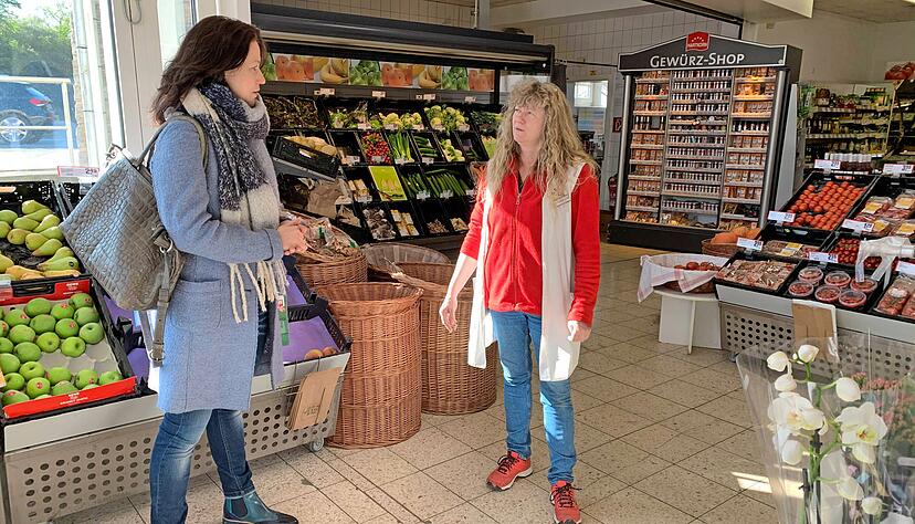 Bei Einkauf erf&auml;hrt die stellvertretende Chefredakteurin Tanja Ochs (links) von Petra Dokkenwadel, was deren Kundschaft derzeit bewegt.
Foto: Ulrike Plapp-Schirmer