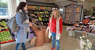 Bei Einkauf erfährt die stellvertretende Chefredakteurin Tanja Ochs (links) von Petra Dokkenwadel, was deren Kundschaft derzeit bewegt.
Foto: Ulrike Plapp-Schirmer Bei Einkauf erfährt die stellvertretende Chefredakteurin Tanja Ochs (links) von Petra Dokkenwadel, was deren Kundschaft derzeit bewegt.
Foto: Ulrike Plapp-Schirmer