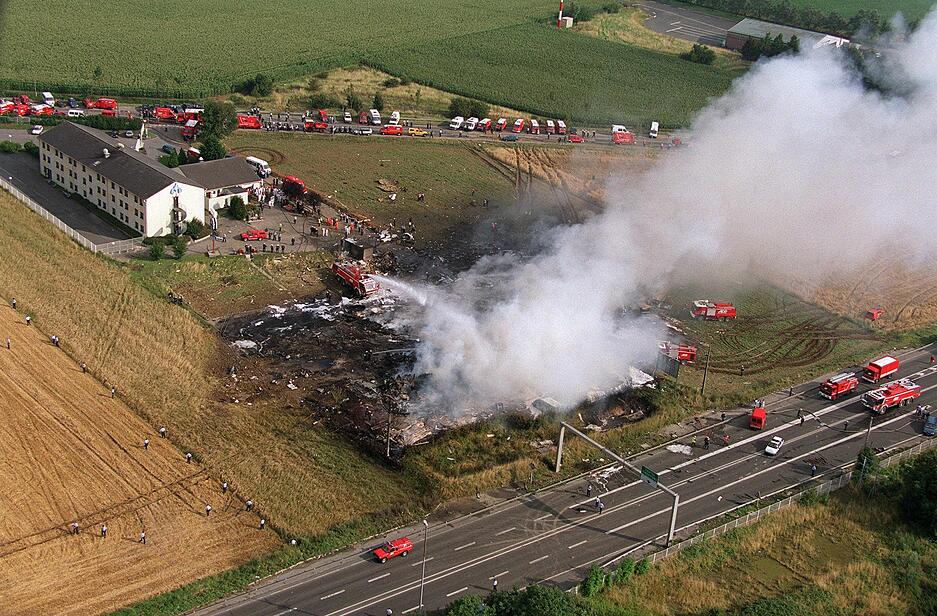 Die Luftaufnahme zeigt eine Rauchwolke an der Stelle, an der die Concorde kurz nach dem Start vom Flughafen Roissy abgestürzt war. Am 25.07.2020 jährt sich zum 20. Mal der Absturz der Concorde bei Paris. 113 Menschen kamen ums Leben.