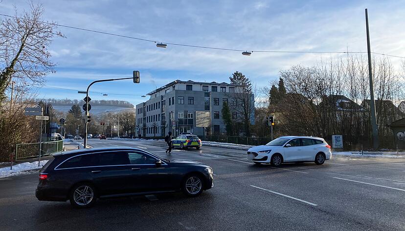 Auf der B39 hat es gleich mehrere Unf&auml;lle gegeben. Eine Polizeistreife ist vor Ort auf der Paul-G&ouml;bel-Br&uuml;cke.