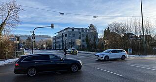 Auf der B39 hat es gleich mehrere Unf&auml;lle gegeben. Eine Polizeistreife ist vor Ort auf der Paul-G&ouml;bel-Br&uuml;cke.
