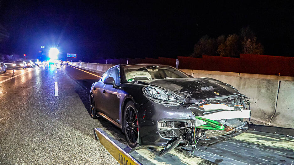 Der Sportwagen wurde im Frontbereich stark besch&auml;digt.