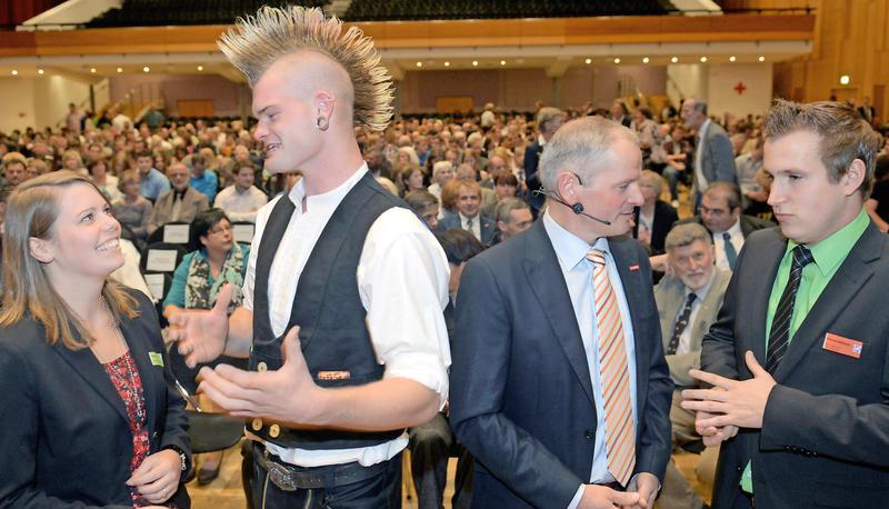 Die beste Bürokauffrau Rebecca Ponzer aus Möckmühl spricht mit dem Zimmermann mit der besten Frisur, während Steinmetz Marius Hoffmann (r.) als Gesamtbester mit Festredner Axel von der Herberg fachsimpelt.
Foto: Mario Berger Die beste Bürokauffrau Rebecca Ponzer aus Möckmühl spricht mit dem Zimmermann mit der besten Frisur, während Steinmetz Marius Hoffmann (r.) als Gesamtbester mit Festredner Axel von der Herberg fachsimpelt.
Foto: Mario Berger