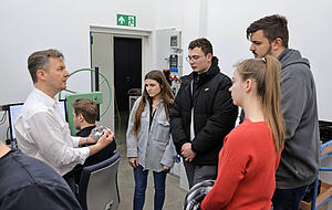 Wer etwas präsentieren will, muss wissen, worum es geht: Führung von Abteilungsleiter Philipp Handschuh (links) durch die Entwicklung des neuen "Highlight-Produkts", dem Highspeed-Turboverdichter. Wer etwas präsentieren will, muss wissen, worum es geht: Führung von Abteilungsleiter Philipp Handschuh (links) durch die Entwicklung des neuen "Highlight-Produkts", dem Highspeed-Turboverdichter.