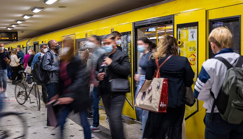 &Ouml;ffentlicher Nahverkehr in Deutschland - oft hei&szlig; und stickig. (Archivbild)