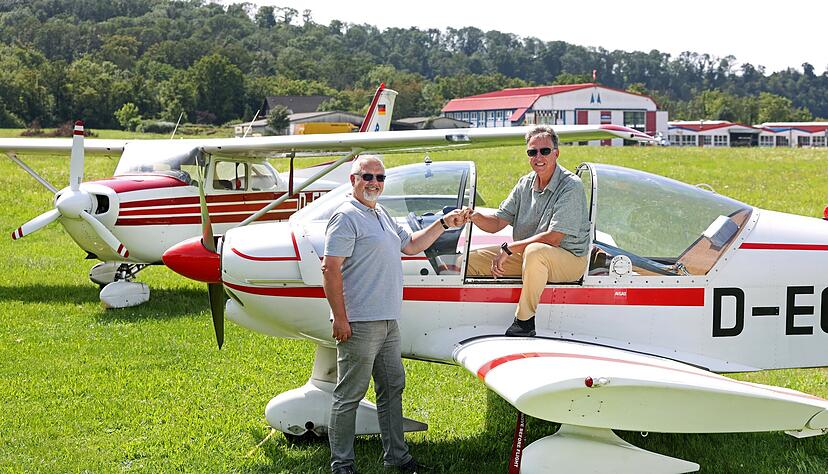 Gemeinsames Engagement für die Ausbildung zum Piloten: Holger Leonhardt (links) von der Flugschule Albatros und Volker Erlewein vom Motorflugverein der Fliegergruppe Heilbronn.
Foto: Ralf Seidel Gemeinsames Engagement für die Ausbildung zum Piloten: Holger Leonhardt (links) von der Flugschule Albatros und Volker Erlewein vom Motorflugverein der Fliegergruppe Heilbronn.
Foto: Ralf Seidel