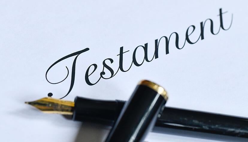 Eheleute können beim Aufsetzen eines gemeinsamen Testaments eine Pflichtteilsstrafklausel hineinschreiben. Eheleute können beim Aufsetzen eines gemeinsamen Testaments eine Pflichtteilsstrafklausel hineinschreiben.