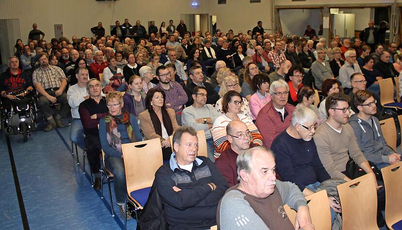 Gut 300 Interessierte waren zur offiziellen Kandidatenvorstellung der Gemeinde gekommen. Am Sonntag entscheiden die Wähler über den nächsten Hüffenhardter Bürgermeister.
Fotos: Simon Gajer