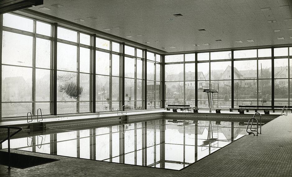 Das neue Hallenbad, das am 9. Oktober 1964 im Rahmen einer feierlichen Veranstaltung wird, krönt die Bemühungen der Stadt Neckarsulm, das Sulmtal zu einem kulturellen und sportlichen Mittelpunkt für die Bürgerschaft zu gestallten. Die neue Anlage  im Sulmtal, ein Schmuckstück aus Beton, Stahl und Glas in kubischer Form, wurde  auf einem 105 Hektar großen Grundstück errichtet.