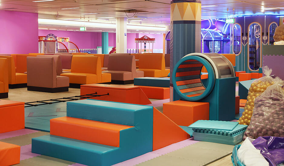 Die einstige Kaufhof-Etage bereits farbenfroh gestaltet: Orange, Lila, Türkis, Gelb und Pink dominieren. Die einstige Kaufhof-Etage bereits farbenfroh gestaltet: Orange, Lila, Türkis, Gelb und Pink dominieren.