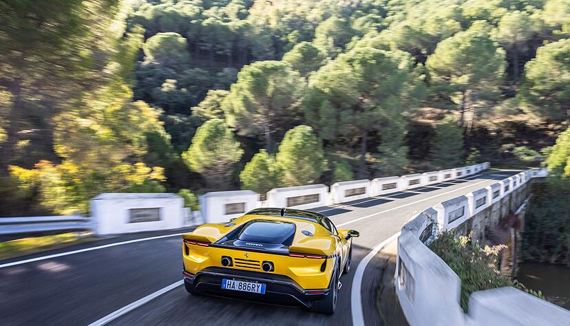 Roooaaarrrr: Mit Getöse geht's über kurvige Landstraßen - ein Idyll für Sportwagenfans. Roooaaarrrr: Mit Getöse geht's über kurvige Landstraßen - ein Idyll für Sportwagenfans.
