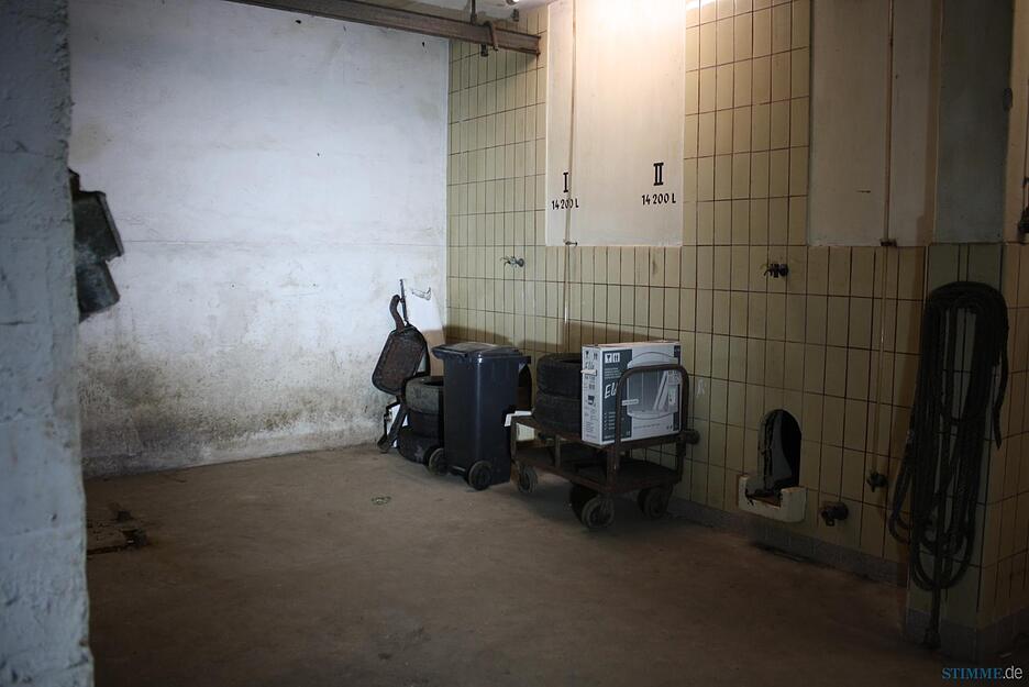 Zahlen an der Wand deuten darauf hin, wie viel Wein in die kühlen Löcher in der Wand passte.
