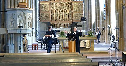 April: Pfarrer predigen während der Coronakrise in leeren Kirchen und gehen online. Das Foto zeigt die Fernsehaufzeichnung des Palmsonntagsgottesdienst in der Heilbronner Kilianskirche mit Prälat Harald Stumpf.
