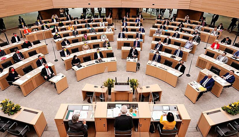 Winfried Kretschmann (Gr&uuml;ne), Baden-W&uuml;rttembergs Ministerpr&auml;sident und gleichzeitig Alterspr&auml;sident sowie dienst&auml;ltester Abgeordneter, spricht bei der konstituierenden Sitzung des neu gew&auml;hlten Landtags von Baden-W&uuml;rttemberg.
Foto: dpa