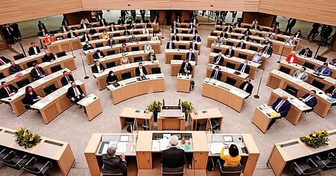 Winfried Kretschmann (Gr&uuml;ne), Baden-W&uuml;rttembergs Ministerpr&auml;sident und gleichzeitig Alterspr&auml;sident sowie dienst&auml;ltester Abgeordneter, spricht bei der konstituierenden Sitzung des neu gew&auml;hlten Landtags von Baden-W&uuml;rttemberg.
Foto: dpa