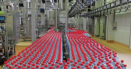 Beim Mineralbrunnen Ensinger sind alleine zwei Abfüllanlagen für PET-Flaschen in Betrieb. Obwohl das Unternehmen gut durch das Corona-Jahr kam, spürt es die Effekte des Soda-Sprudler-Booms
Foto: Heiko Fritze