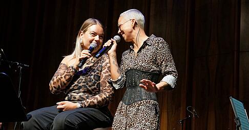Co-Sängerin Leslie Jost (links) und Stefanie Heinzmann harmonieren mit ihrer expressiven Stimmgewalt im ausverkauften Carmen Würth Forum.
Foto: Nina Piorr