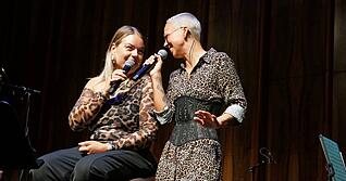 Co-Sängerin Leslie Jost (links) und Stefanie Heinzmann harmonieren mit ihrer expressiven Stimmgewalt im ausverkauften Carmen Würth Forum.
Foto: Nina Piorr