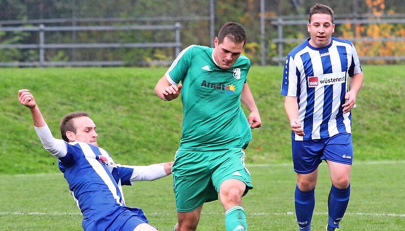 Der Böckinger Roman Heinz (Mitte) setzt sich gegen zwei Wüstenroter durch. Letztlich vergeblich, die FVW-Zweite siegte 2:0.Foto: Alexander Bertok