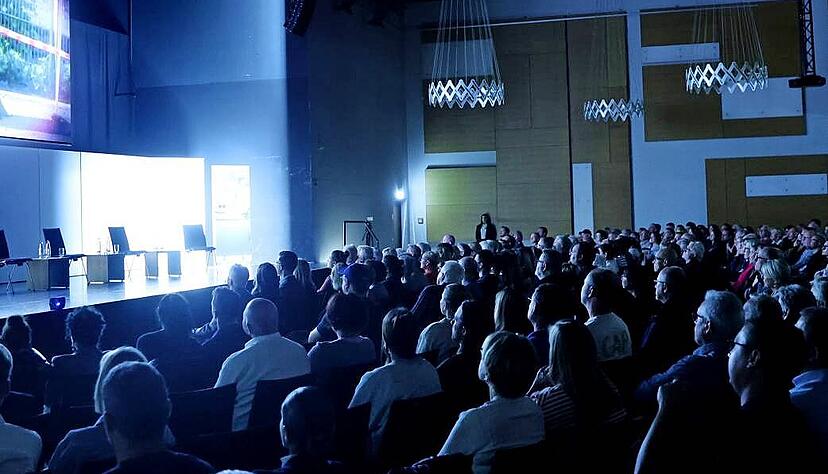 Rund 350 Besucher schauten sich die SWR-Doku zum Polizistenmord an und verfolgten die anschließende Podiumsdiskussion.