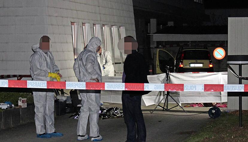 Spurensicherer am Tatabend vor der Evangelischen Tagungsstätte Löwenstein. Hier stach der Mörder in kurzer Zeit 14 Mal auf sein Opfer ein.
Foto: Archiv/Hoffmann Spurensicherer am Tatabend vor der Evangelischen Tagungsstätte Löwenstein. Hier stach der Mörder in kurzer Zeit 14 Mal auf sein Opfer ein.
Foto: Archiv/Hoffmann