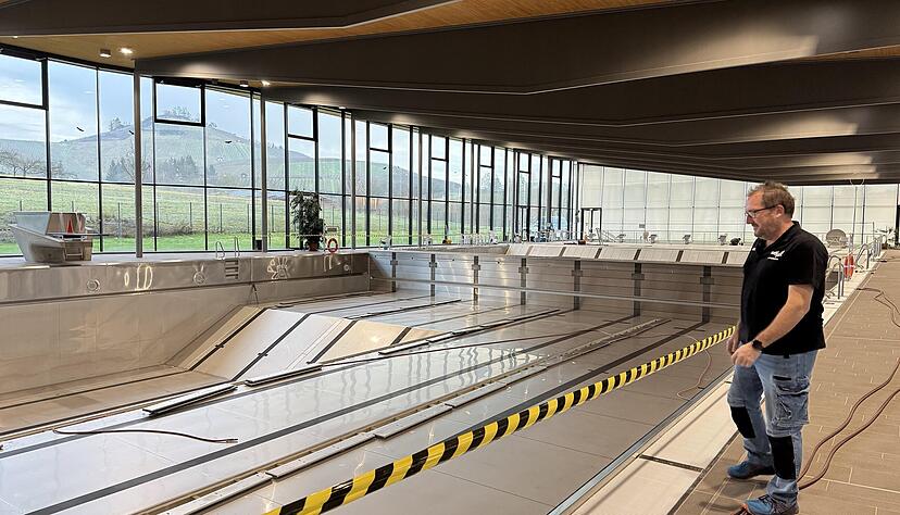 Für Techniker Andreas Ehrenfried sind es lange Tage im Sportbad Neckarsulm. Das Wasser ist abgelassen, die jährliche Revision steht an. Für Techniker Andreas Ehrenfried sind es lange Tage im Sportbad Neckarsulm. Das Wasser ist abgelassen, die jährliche Revision steht an.