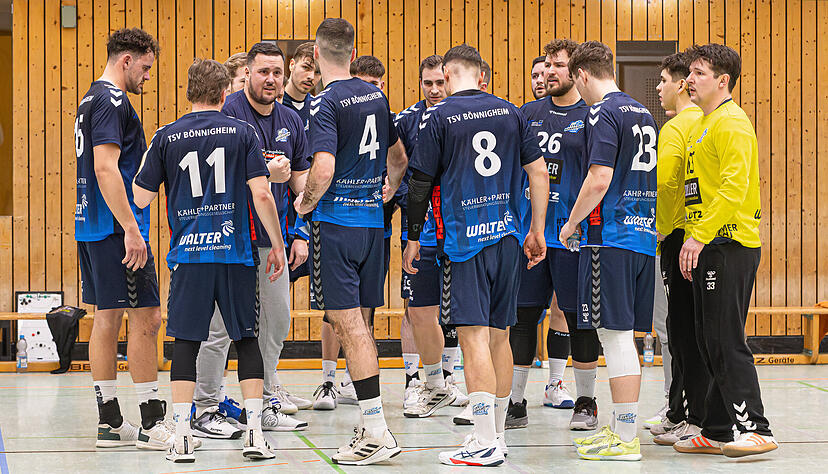 Beim TSV legte Interimstrainer Philipp Dr&ouml;se (Dritter von links) die richtigen Schalter um.