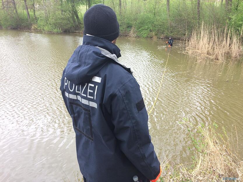In einem Tümpel bei Eichelberg sucht die Polizei am Donnerstag, 6. April, nach der möglichen Tatwaffe. Foto: Hoffmann