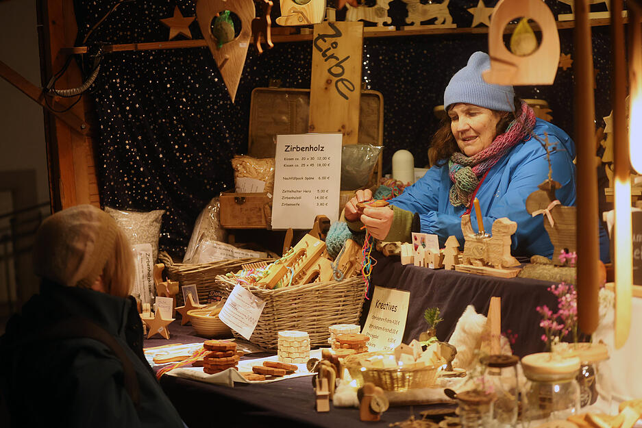 An einigen Ständen auf dem Altdeutschen Weihnachtsmarktes in Bad Wimpfen werden Deko-Elemente und Handwerkskunst angboten.