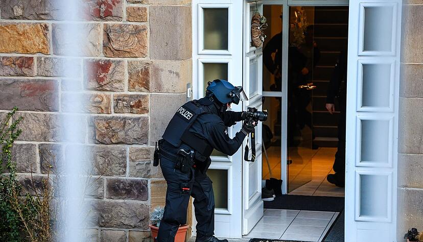 Bewaffnete Einsatzkräfte waren in Iserlohn vor Ort. Bewaffnete Einsatzkräfte waren in Iserlohn vor Ort.