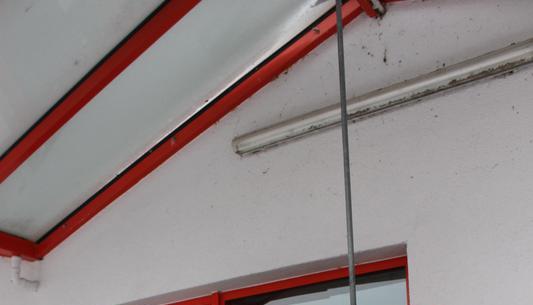 Bauliche M&auml;ngel: Die Pforten des Discounters sind geschlossen.