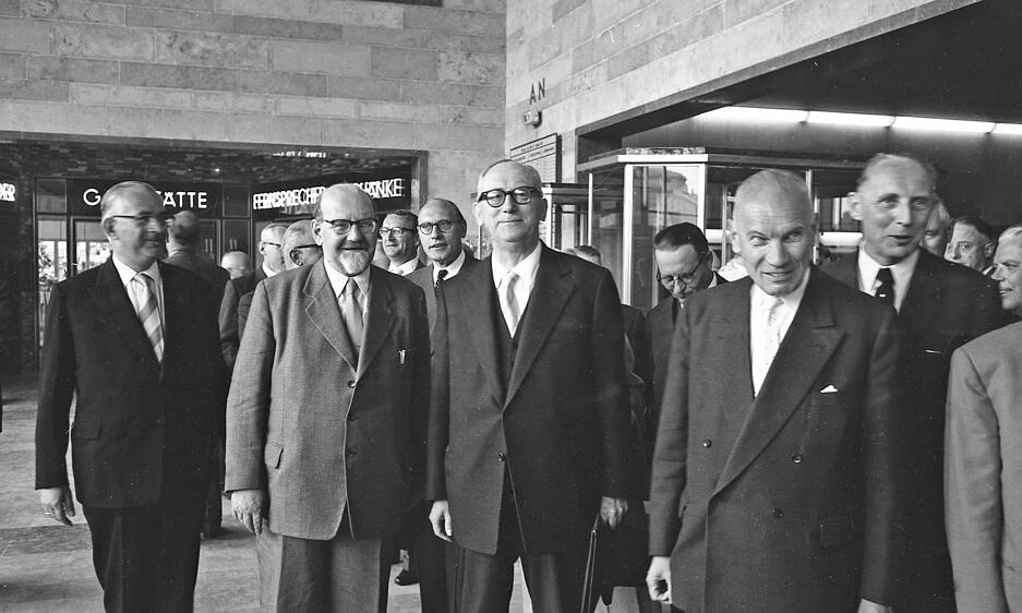 Großer Bahnhof für das neue Empfangsgebäude: Landesinnenminister und Ehrenbürger Fritz Ulrich,  Präsident der Bundesbahndirektion Stuttgart Kurt Hagner, Max Fetzer, Ministerialrat im baden-württembergischen Verkehrsministerium (v. li), bei der Eröffnung der neuen Bahnhofshalle am 12. Juni 1958 in Heilbronn.