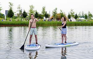 Gemütlich lassen es hier zwei Buga-Besucher beim Stand-up-paddling auf dem Karlssee in Heilbronn zugehen. Foto: Archiv/Mugler Gemütlich lassen es hier zwei Buga-Besucher beim Stand-up-paddling auf dem Karlssee in Heilbronn zugehen. Foto: Archiv/Mugler