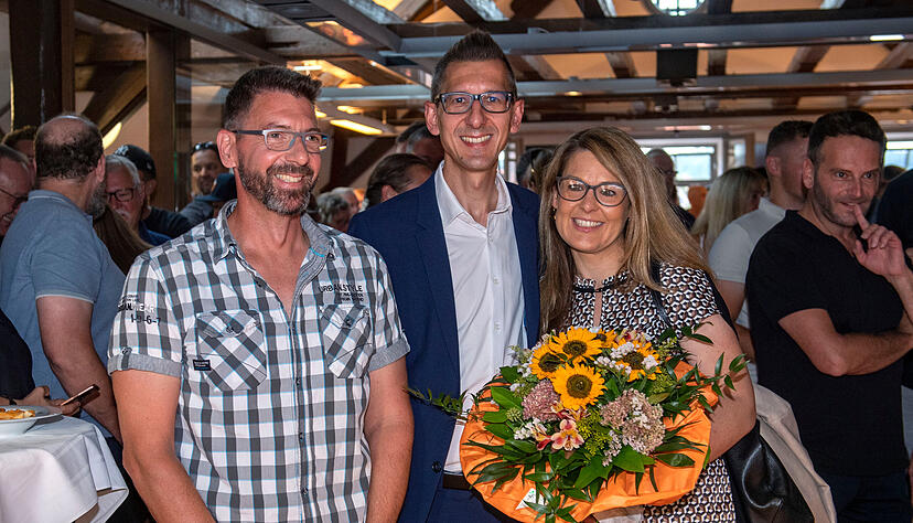 Wahlsieger Patrick Dillig (Mitte) freut sich: Gut 80 Prozent der Eberst&auml;dter haben bei den B&uuml;rgermeisterwahlen f&uuml;r ihn gestimmt. Links: Der stellvertretende B&uuml;rgermeister Thilo Rank und rechts Patrick Dilligs Partnerin Miriam Weber.