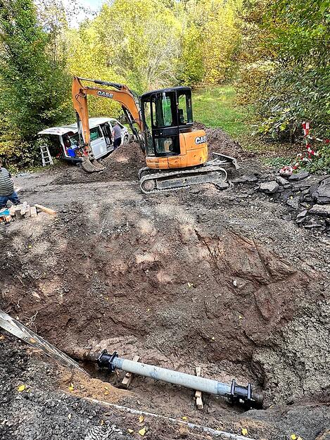 Mit schwerem Gerät rückte der Bautrupp an, um das defekte Wasserrohr auszutauschen.