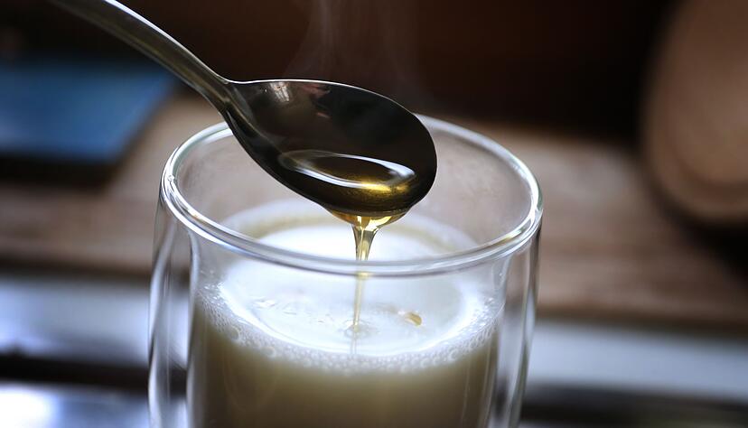 Wohltuend für die Seele, aber auch für den Hals? Heiße Milch mit Honig gilt als bewährtes Hausmittel. Wohltuend für die Seele, aber auch für den Hals? Heiße Milch mit Honig gilt als bewährtes Hausmittel.