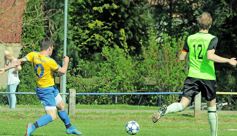 Kevin Pitz (links, SV Gemmingen) vergibt hier das m&ouml;gliche 1:0 f&uuml;r seine Mannschaft &minus; dennoch wurde das Derby gewonnen.Foto: Klaus Kr&uuml;ger