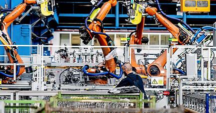 In der Region hängen unzählige Arbeitsplätze an der Automobilindustrie. Im Bild die Produktion beim Autozulieferer Läpple.
.
Foto: Läpple