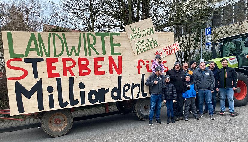 Sie demonstrieren spontan beim Dreikönigstreffen der FDP: Daniel Stein mit seinen Töchtern Leonie und Maya auf den Schultern, Ralf Lang, Tim, Reinhard Keller, Thorsten Lang , Dominik Keller,  Steffen Schwenda und Lonardo Stier (von links).