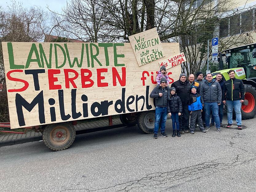 Sie demonstrieren spontan beim Dreikönigstreffen der FDP: Daniel Stein mit seinen Töchtern Leonie und Maya auf den Schultern, Ralf Lang, Tim, Reinhard Keller, Thorsten Lang , Dominik Keller,  Steffen Schwenda und Lonardo Stier (von links).