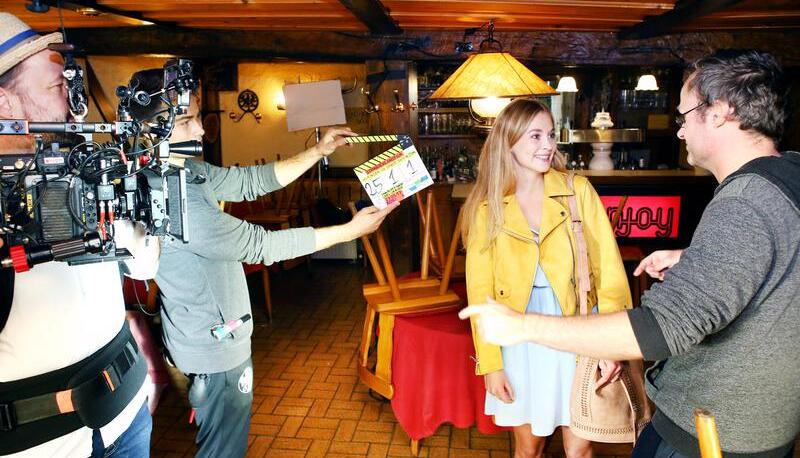 Regisseur Lancelot von Naso (r.) erkl&auml;rt Schauspielerin Teresa Klamert die Szene. Der Gasthof Adler wurde f&uuml;r den Dreh in "Zum lustigen F&auml;ssle" umbenannt. Foto: Ralf Seidel
