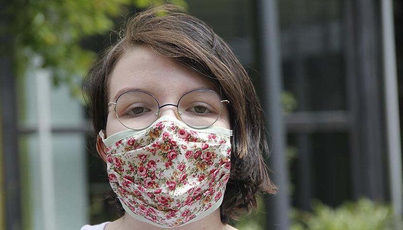 Leonie ist nach der Deutschklausur guter Dinge. F&uuml;r den Termin hat sie sich ihre selbstgen&auml;hte Rosenmaske ausgesucht. 
Foto: Susanne Schwarzb&uuml;rger,