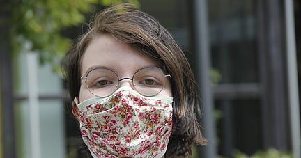 Leonie ist nach der Deutschklausur guter Dinge. F&uuml;r den Termin hat sie sich ihre selbstgen&auml;hte Rosenmaske ausgesucht. 
Foto: Susanne Schwarzb&uuml;rger,