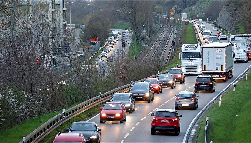 Die B27 (rechts) wird am Samstag, 26. Juli, mehrere Stunden lang gesperrt sein, ebenso wie die Kreisstraße 2000 (links). Der Grund: Stromkabel werden über den Gleisen der Deutschen Bahn (Mitte) sowie der Bundesstraße verlegt. Die B27 (rechts) wird am Samstag, 26. Juli, mehrere Stunden lang gesperrt sein, ebenso wie die Kreisstraße 2000 (links). Der Grund: Stromkabel werden über den Gleisen der Deutschen Bahn (Mitte) sowie der Bundesstraße verlegt.
