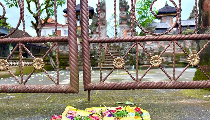 Tägliche Opfergaben gehören zum Alltagsleben in Bali dazu. Tägliche Opfergaben gehören zum Alltagsleben in Bali dazu.