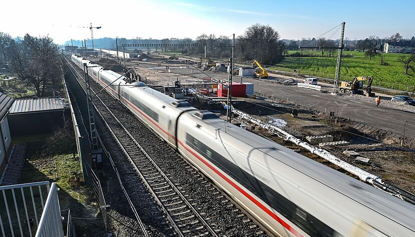 Weil der Tunnel bei Rastatt später fertig wird als geplant, müssen sich Fahrgäste auf der Rheintalbahn darauf einstellen, dass mancherorts weniger ICE halten. (Archivbild) Weil der Tunnel bei Rastatt später fertig wird als geplant, müssen sich Fahrgäste auf der Rheintalbahn darauf einstellen, dass mancherorts weniger ICE halten. (Archivbild)