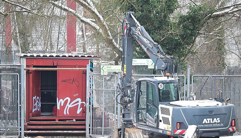 Fieberhaft arbeiten Fachleute daran, die Stromversorgung wieder herzustellen.