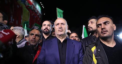 Der Pr&auml;sident des iranischen Fu&szlig;ballverbandes (Mitte) hat es nicht zum FIFA-Kongress in Vancouver geschafft.